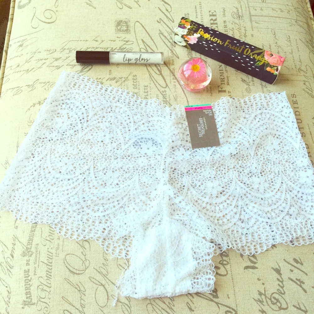 🌸 NWT: Eyelet Lace Lingerie 🌸